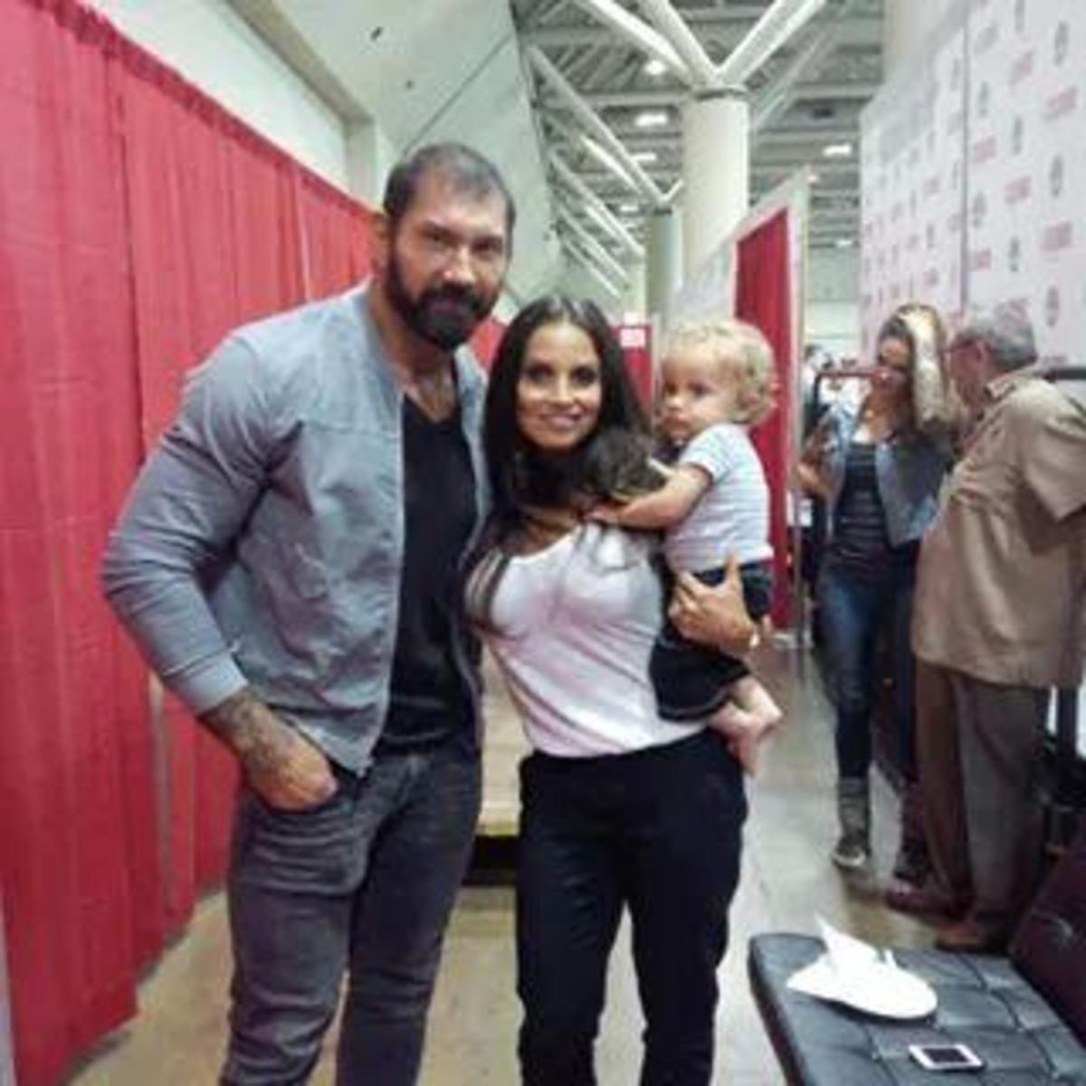 Дэйв батиста с женой и дочерьми. Батиста актер. Dave bautista. Дэйв батиста актер. Дэйв батиста фото.